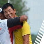 Wu et son caddie, au 18eme trou du Diamond Country Club