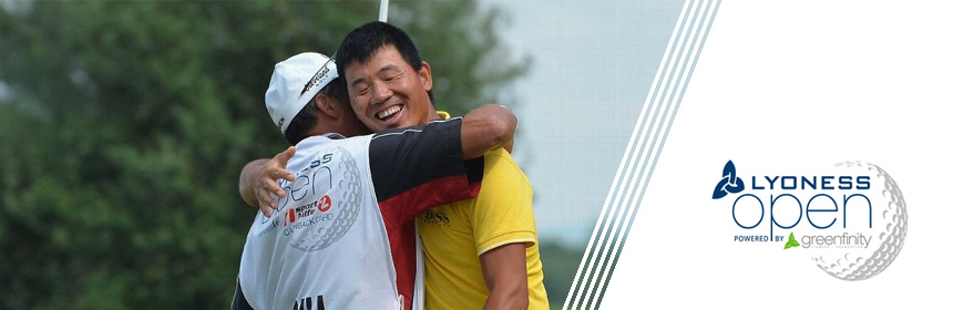 Wu et son caddie, au 18eme trou du Diamond Country Club