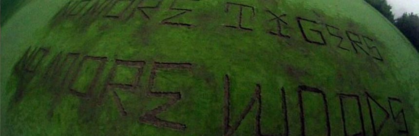 trump national golf vandalisé militants écologiste tiger woods