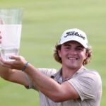 Oihan Guillamoundeguy, joueur français célèbre sa victoire avec le trophée de l’Irish Challenge au Killeen Castle Golf Club à Dunsany.