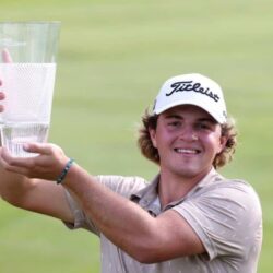 Oihan Guillamoundeguy, joueur français célèbre sa victoire avec le trophée de l’Irish Challenge au Killeen Castle Golf Club à Dunsany.