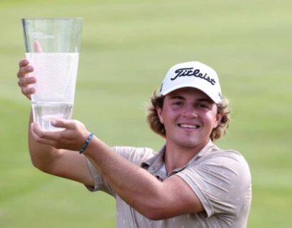 Oihan Guillamoundeguy, joueur français célèbre sa victoire avec le trophée de l’Irish Challenge au Killeen Castle Golf Club à Dunsany.