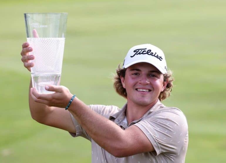 Oihan Guillamoundeguy, joueur français célèbre sa victoire avec le trophée de l’Irish Challenge au Killeen Castle Golf Club à Dunsany.